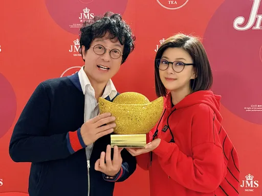 方馨捧大元宝贺新年 蒋三省赞她歌甜人美
