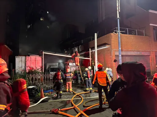 八里貨櫃倉庫清晨火警 小貨車遭殃還損鄰宅陽台