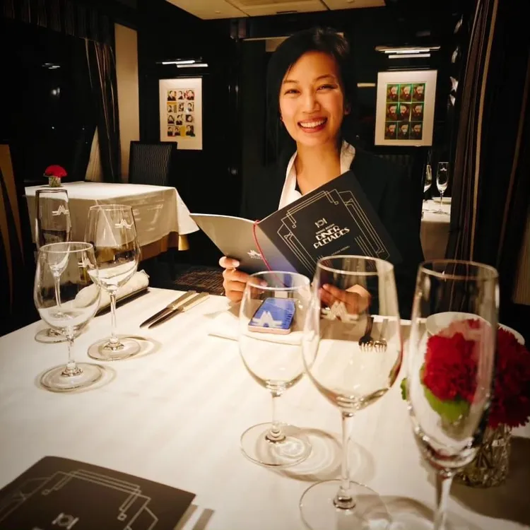 Summer在列車上享用頂級美食。翻攝蕭敬騰臉書