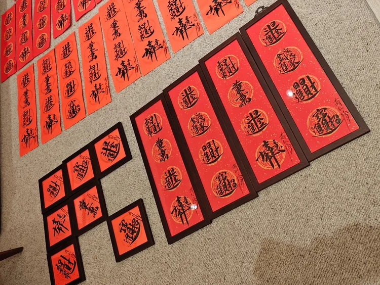 蕭敬騰在家熬夜寫毛筆字，成品簡直可以擺攤販售。喜鵲娛樂提供