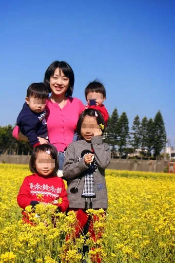 王婉諭和丈夫育有4個孩子，卻因小燈泡(左前)遭隨機砍殺人生變調。王婉諭提供