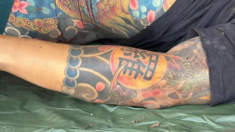 死者身上有羅字刺青。翻攝自泰國媒體《ข่าวสารเมืองปราการ v2》