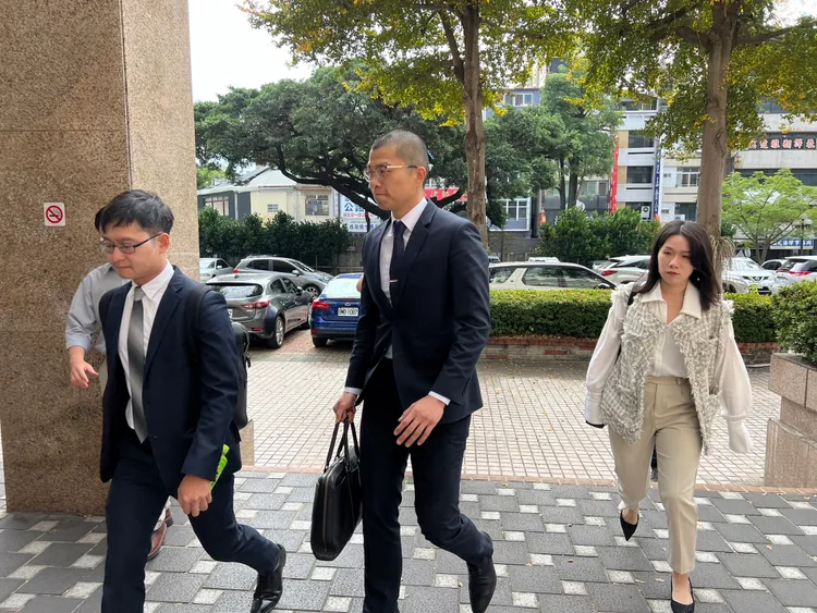 夏男與曾母均未現身，委由律師出庭。翻攝畫面