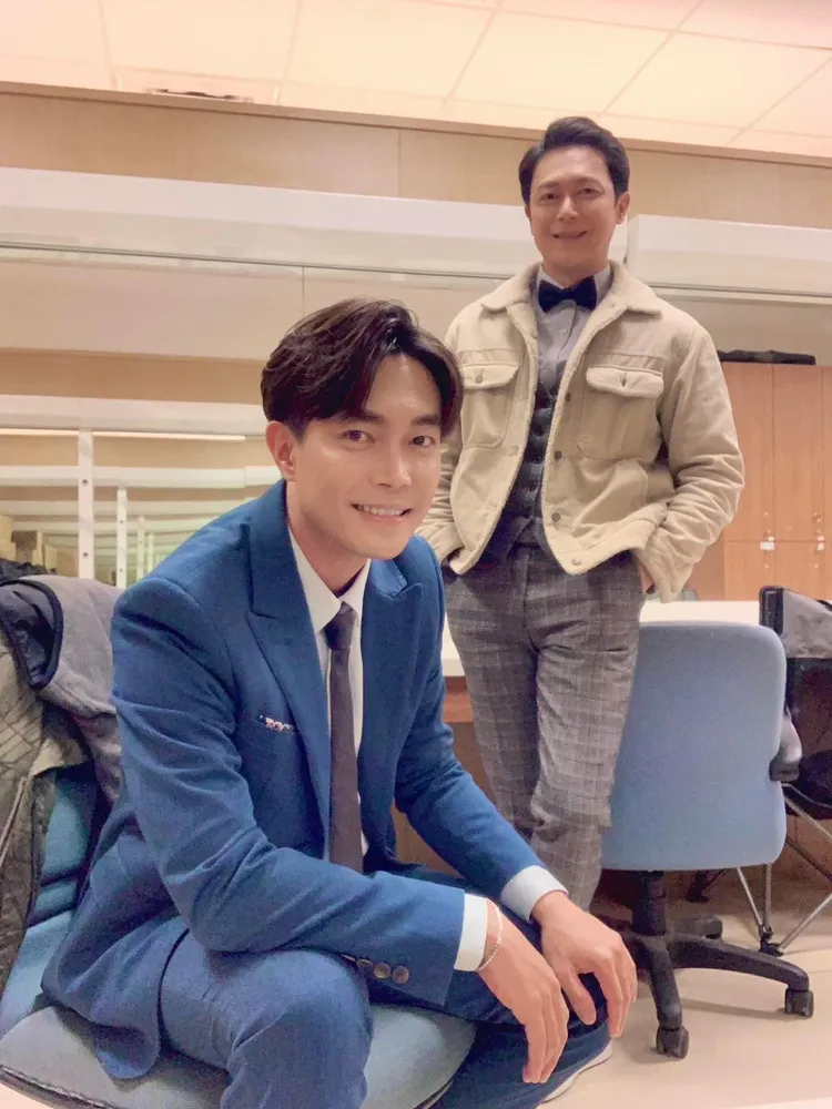 許仁杰（左）開工，右為王燦。翻攝許仁杰臉書