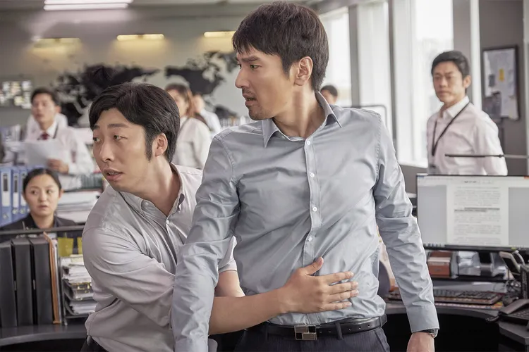 趙又廷《平凡的榮耀》飾演固守原則、脾氣暴躁的投資經理「吳恪之」。中天娛樂台提供