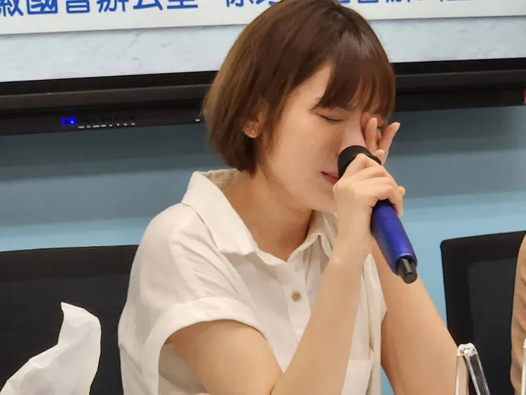 陳沂昨在記者會中激動痛哭。彭欣偉攝