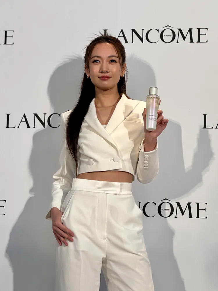 吳卓源在使用蘭蔻超極光活粹晶露後，肌膚相當透亮。張家玲攝