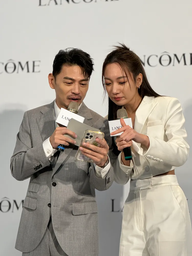 吳卓源（右）在現場用AirDrop發送自己的美照給路人。張家玲攝