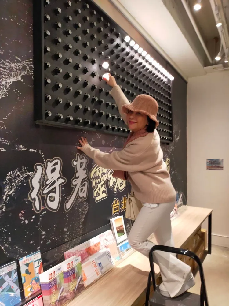 張清芳日前陪開學的大兒子去美國。環球音樂提供