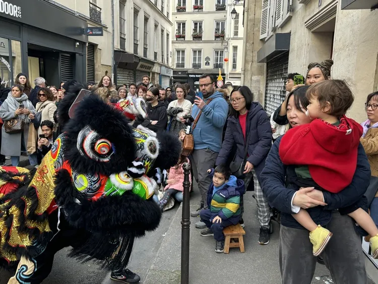 「法國民社館忠義堂」成立半年不到，帶來精彩演出；雖部分動作仍顯青澀，但熱血與精神引來大量民眾駐足，贏得讚美與掌聲，現場兒童相當興奮。中央社