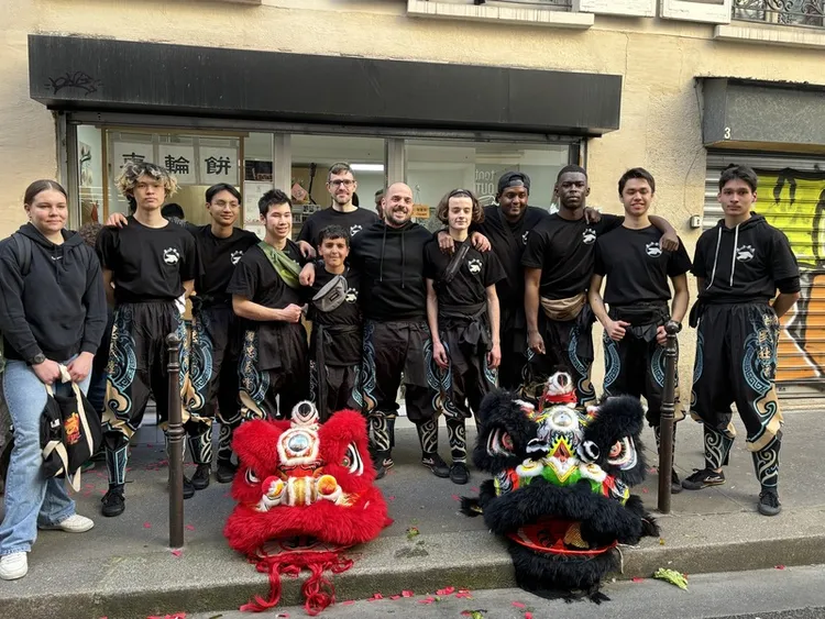 「法國民社館忠義堂」目前有10多位學生，今年首次登場，學員拿出全部熱忱演出，十分感人。古思萬伉儷表示，希望明年有機會與更多台灣商家、機構合作，展現廟宇文化。中央社