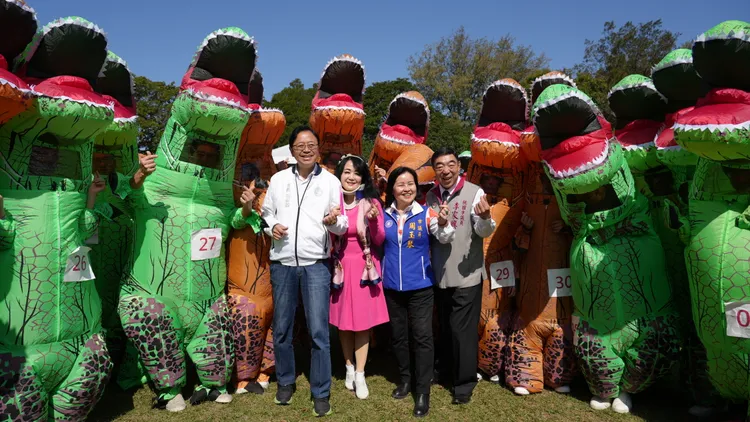 張善政被恐龍圍繞。翻攝畫面