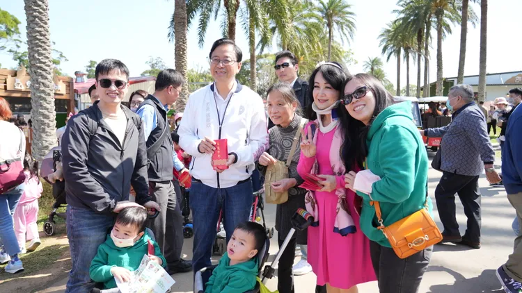 民眾爭相與張善政夫婦合照。翻攝畫面