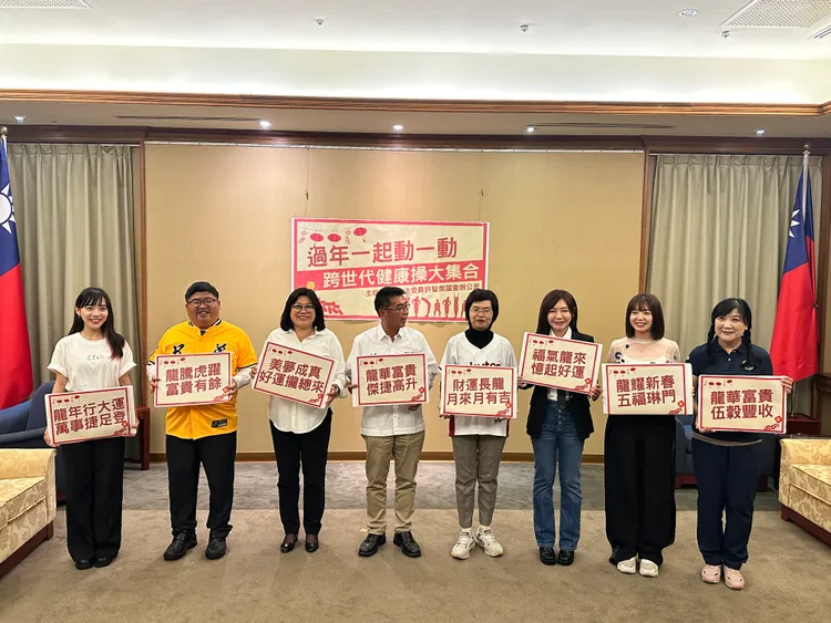 參與立委皆用自己的諧音提出新年吉祥話。潘袁詩羽攝