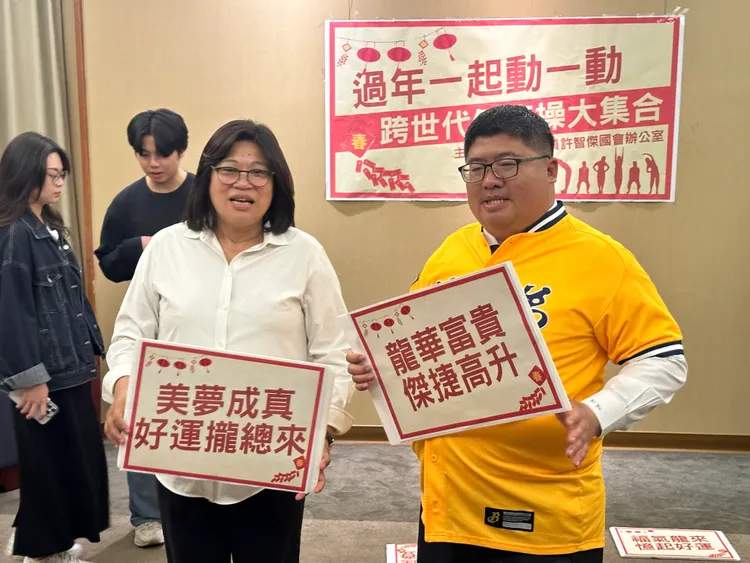 王美惠、蔡易餘開心合影。潘袁詩羽攝