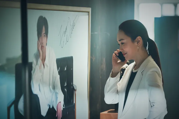 范文芳在《不如海邊吹吹風》中飾演陳柏霖經紀人，兩人有許多對手戲 。大川大立提供