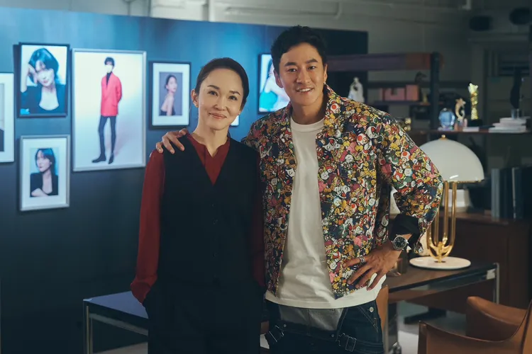 范文芳（左）與導演何潤東相隔20多年再次攜手合作《不如海邊吹吹風》。大川大立提供