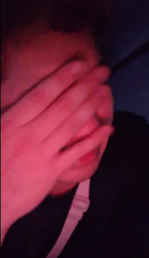 他疑似被園方人員發現，他趕緊逃跑，接著他躲在角落還落淚問「我該怎麼辦？」翻攝晚安小雞臉書