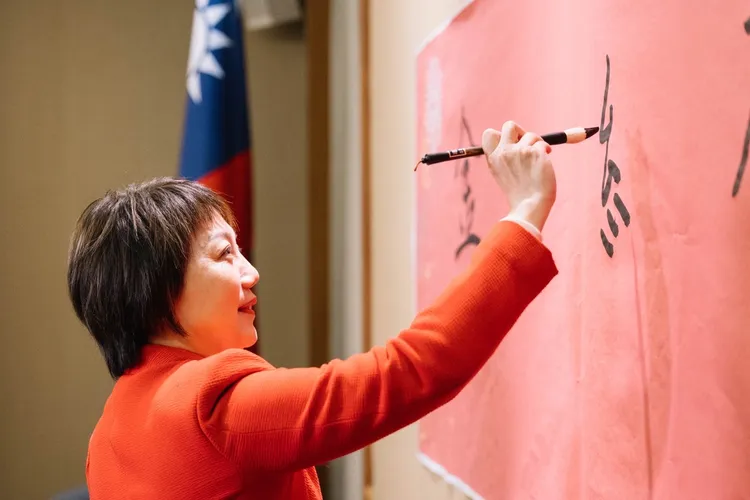 范雲寫下「納」字。范雲辦公室提供