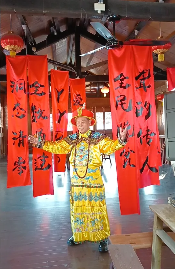 MV中的大紅布幔仍保留在園區內。林務局長提供