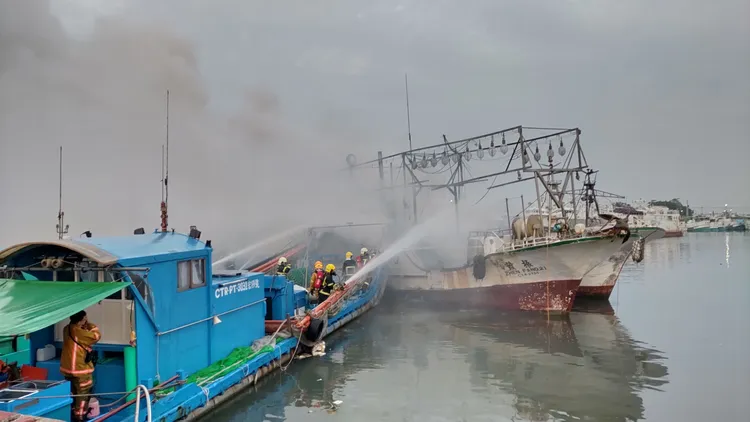 船隻射水搶救。消防局提供