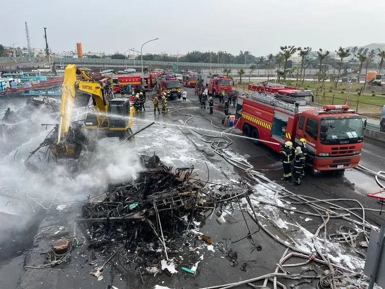 火勢於上午9時許撲滅，燒毀3艘漁船。消防局提供