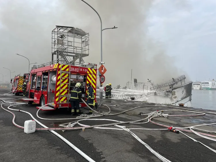 警消於岸邊進行灌救。消防局提供