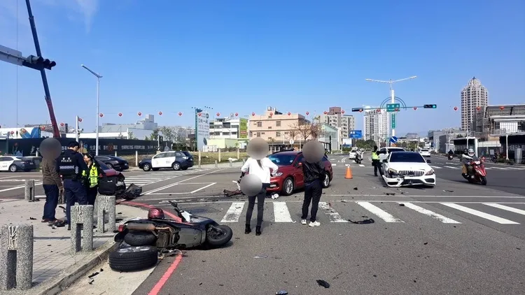 機車騎士遭波及，現場一片狼藉。讀者提供