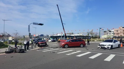 驚險片｜搶快硬切！轎車左轉擊落3輛汽機車　釀4人受傷