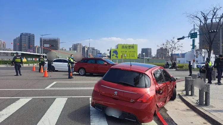 肇事橘車疑搶快左轉發生車禍。讀者提供