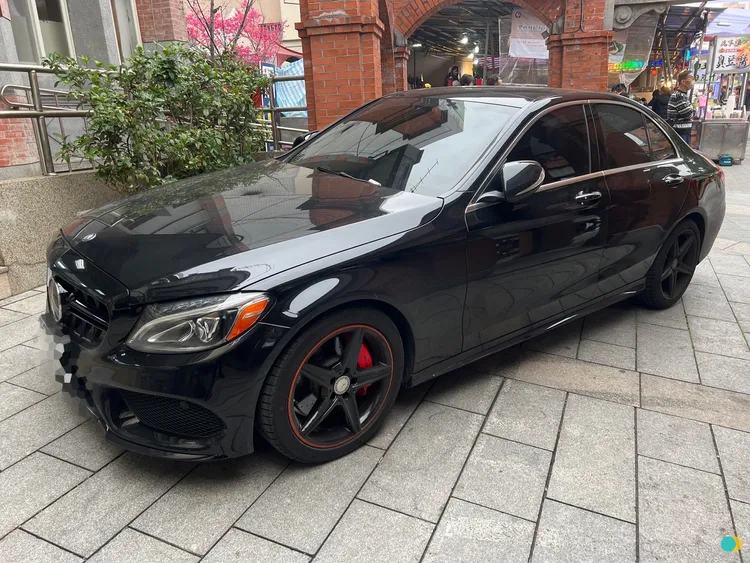 攔路的賓士車。翻攝畫面