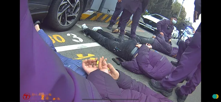 3名男子被警方壓制。翻攝畫面