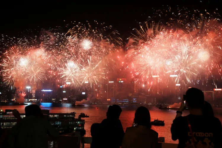 香港11日在維多利亞港施放煙火慶祝農曆春節，現場煙霧迷漫。路透社