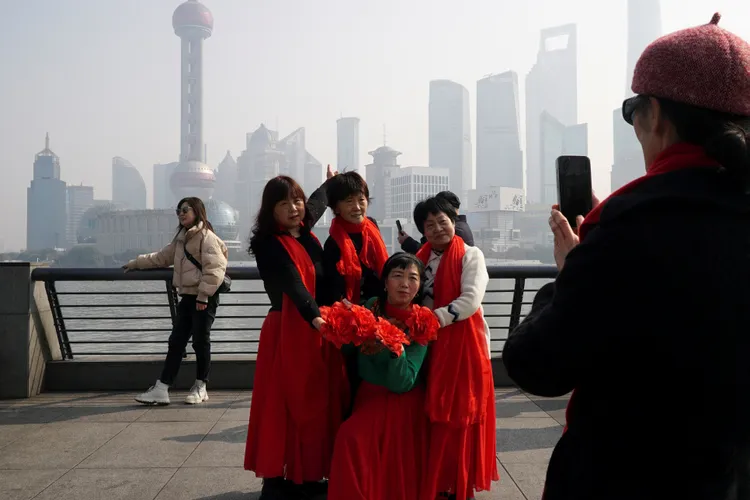 中國春節大肆燃放爆竹造成的空汙，讓上海外灘10日空氣一片灰濛濛。路透社