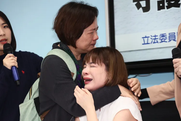 陳沂跟母親相擁痛哭。彭欣偉攝