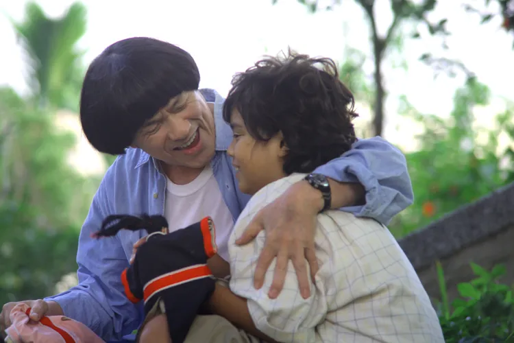 《雞排英雄》豬哥亮（左）。Disney+提供