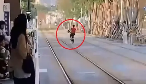 高雄大媽騎腳踏車逛輕軌 高捷公司:最高可罰7500元