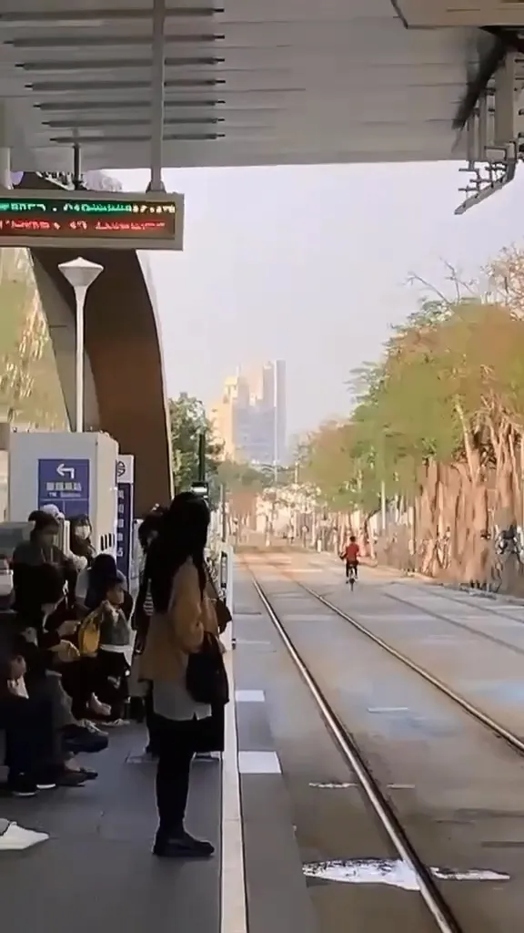 婦人在輕軌區內騎腳踏車。翻攝抖音