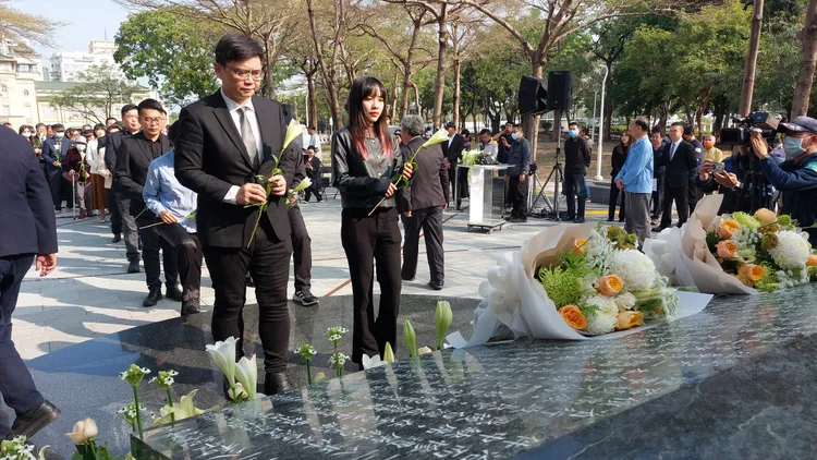 立委賴瑞隆、黃捷向二二八英靈獻花。凃建豐攝
