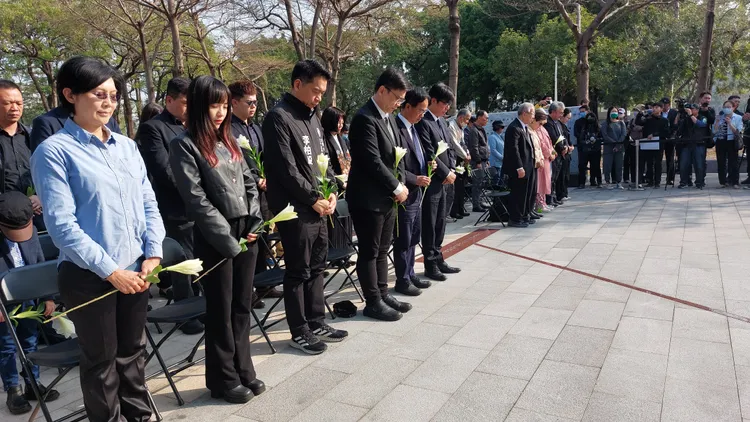 與會者默哀悼念。凃建豐攝