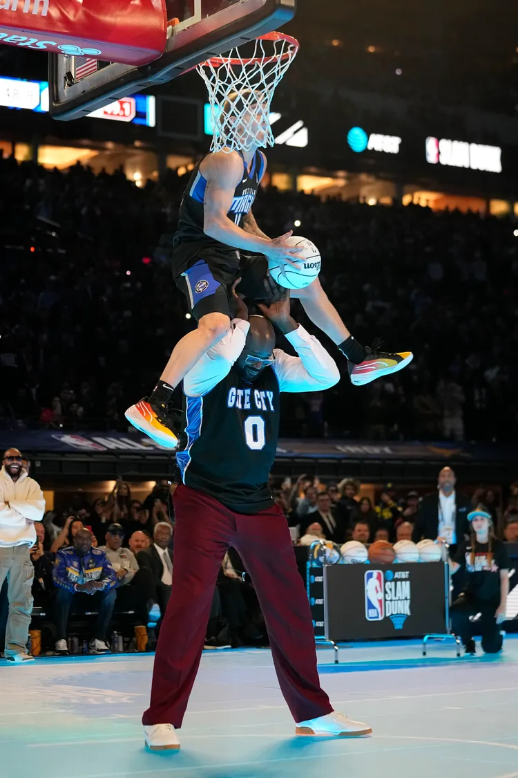 麥克朗(上)滿分一灌。美聯社