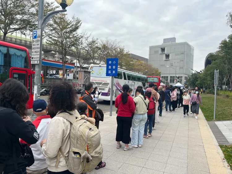 中台灣元宵燈會延長至2月28日，228賞天也提供接駁車服務。鮮明攝