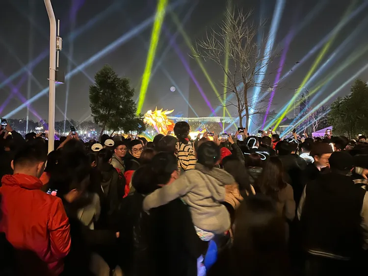 爆滿遊客搶看主燈秀。市府提供