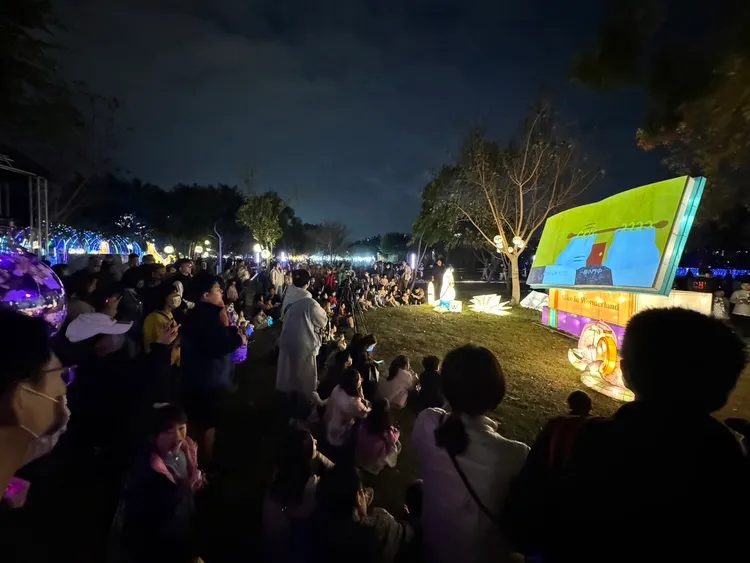 教育局「小小 Backpacker 賞燈趣」燈區人氣強強滾。市府提供