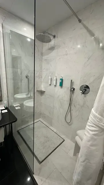 Amy第11、12天入住羅馬五星飯店，房間不停發出很大的水流聲。Amy提供