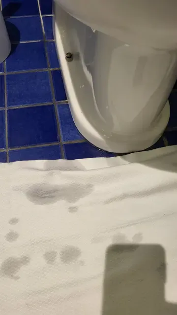 Amy指出，拿坡里飯店狀況也很多，包含自己房內馬桶沖水後流水不止。Amy提供