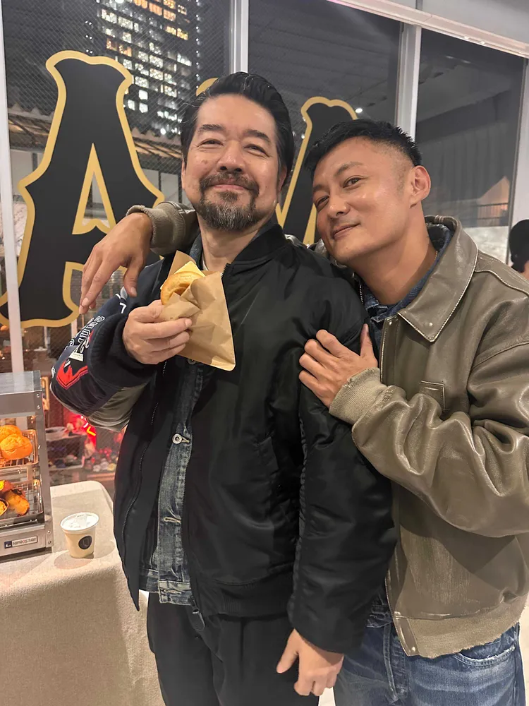 余文樂（右）和Neighborhood主理人瀧澤瀧澤伸介合影。尚慶創意提供