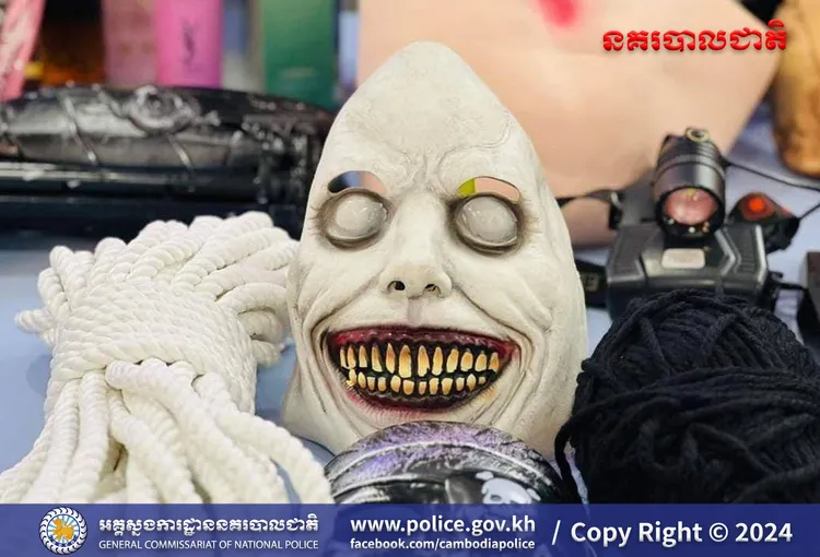 柬國警方公布從晚安小雞與阿鬧行李搜出詭異鬼娃。取自柬埔寨國家警察總署臉書