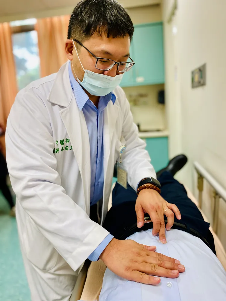 李俞生示範以肚臍為圓心，按摩周邊2至3分鐘。王志弘攝