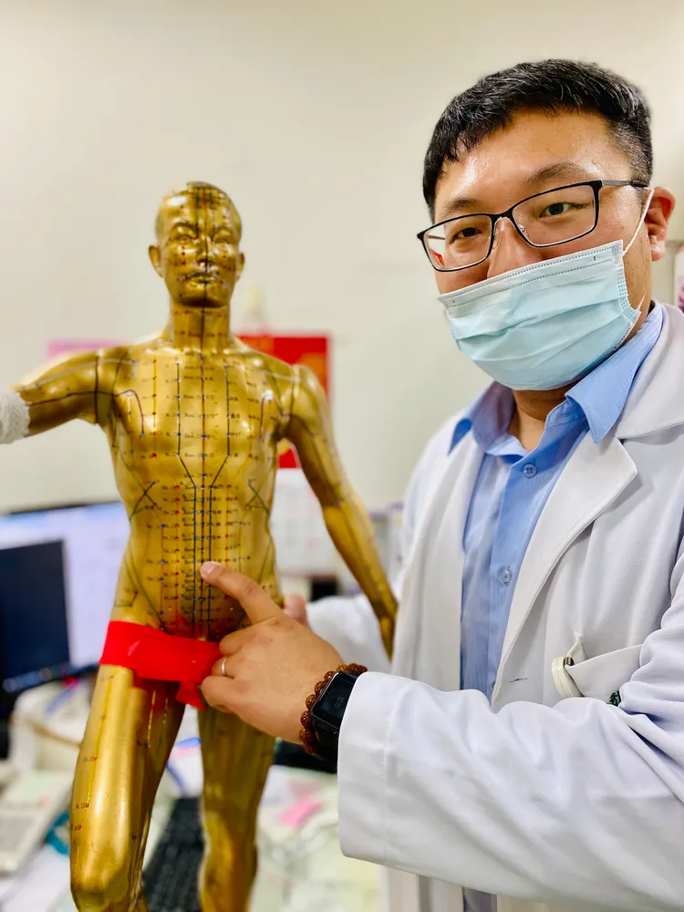 中醫稱肚臍為「神闕穴」。王志弘攝